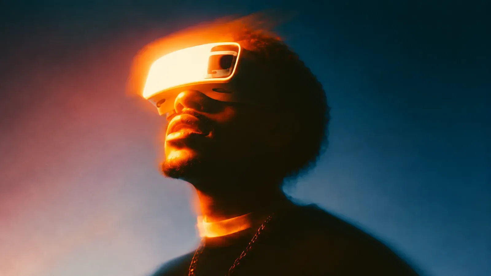 Retrato con un visor naranja luminoso sobre fondo azul